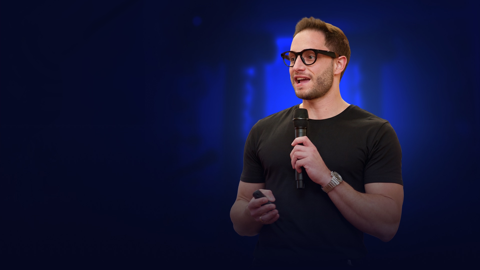 Manoel Victor, fundador e CEO da Marvee, no palco com microfone
