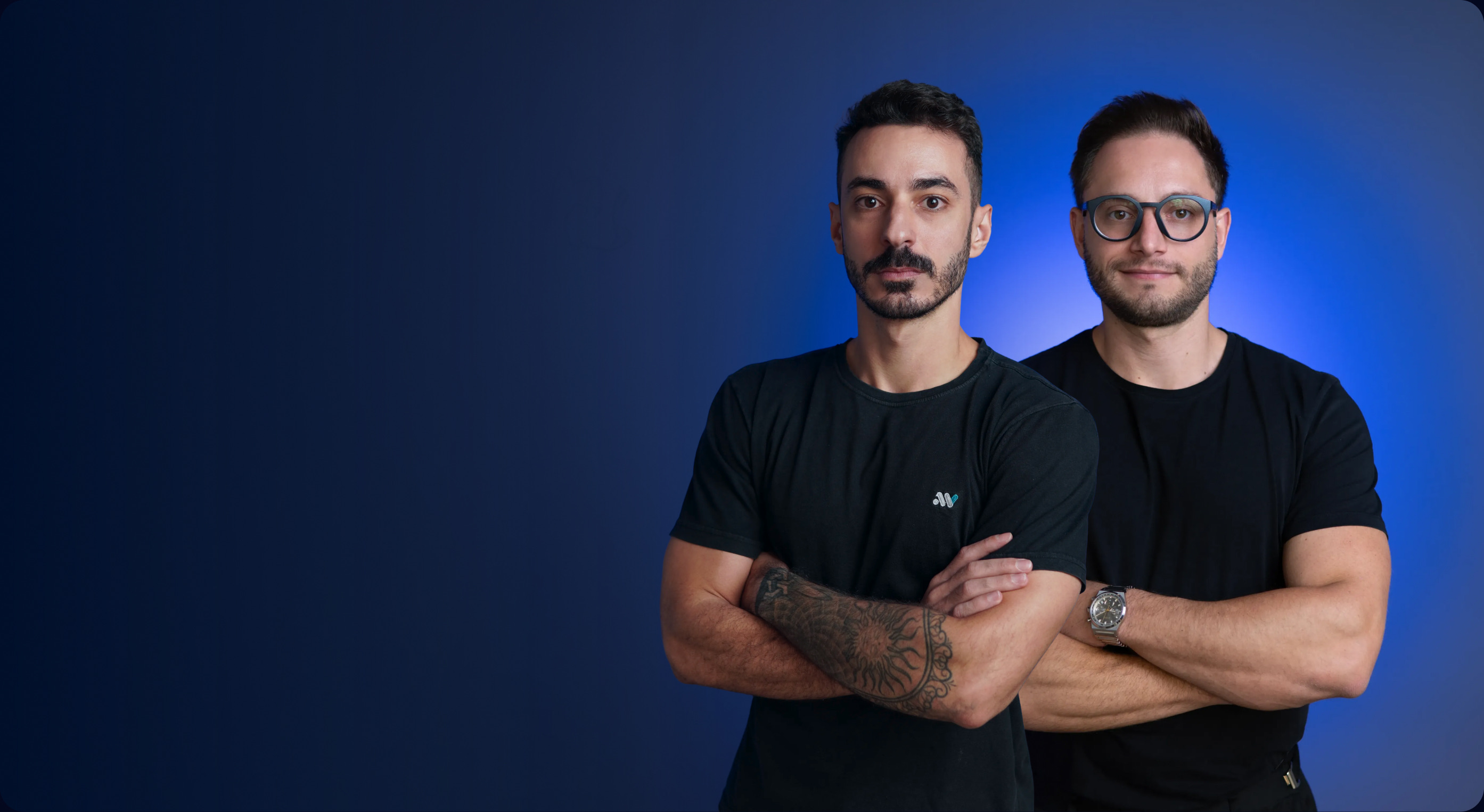 Manoel Victor e Luiz Busarello lado a lado, sobre um glow azul