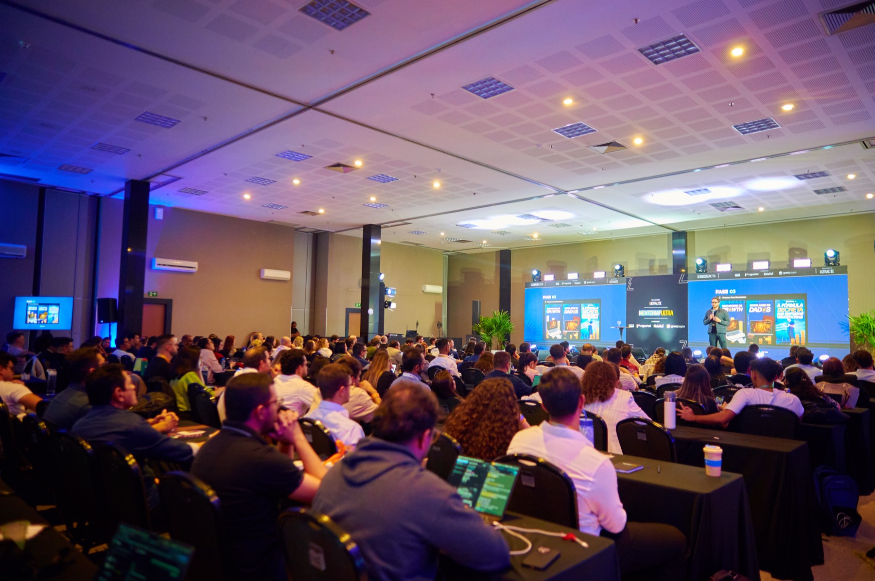 Plateia de mais de mil pessoas em uma palestra de Manoel Victor